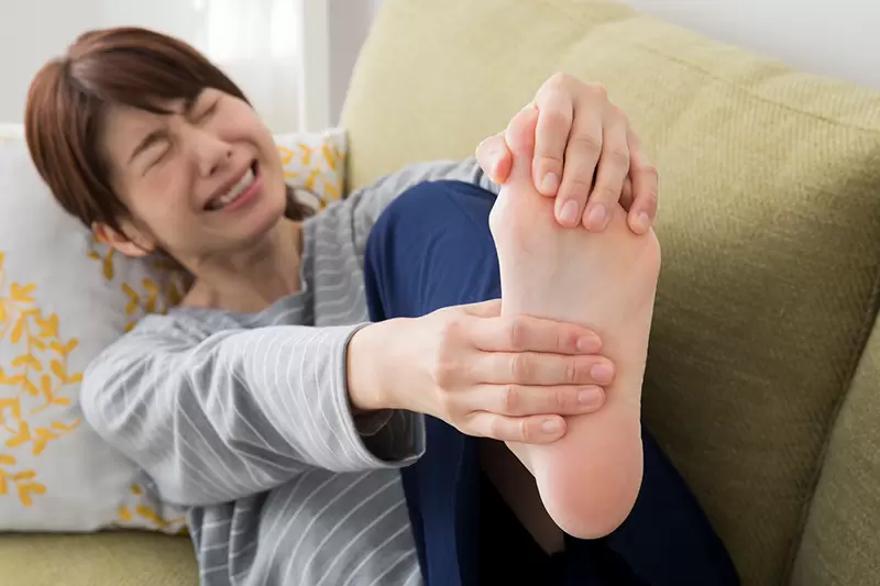 《解決夏日腿抽筋的方法》太少喝水又待在冷氣房,其實這就是簡單的脫水現象 《解決夏日腿抽筋的方法》太少喝水又待在冷氣房,其實這就是簡單的脫水現象