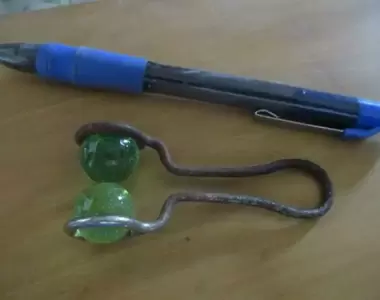 《網路大神幫解答各種疑難雜症》這個用鋼絲跟玻璃彈珠組成的東西是什麼?大神:其實是個簡易磨刀器喔