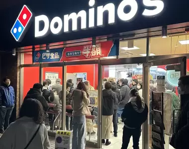 《日本達美樂披薩大炎上》號召大家平安夜訂披薩 日本人塞爆全國店面吹寒風苦等