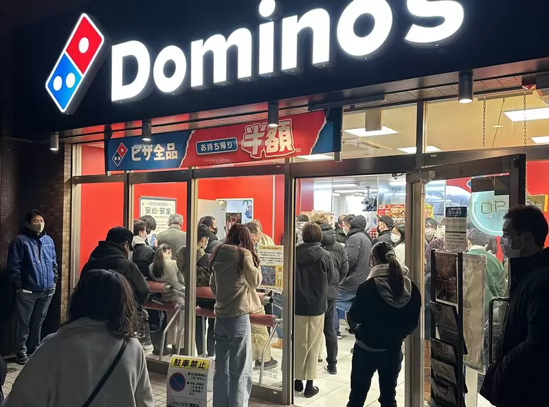 《日本達美樂披薩大炎上》號召大家平安夜訂披薩 日本人塞爆全國店面吹寒風苦等 《日本達美樂披薩大炎上》號召大家平安夜訂披薩 日本人塞爆全國店面吹寒風苦等