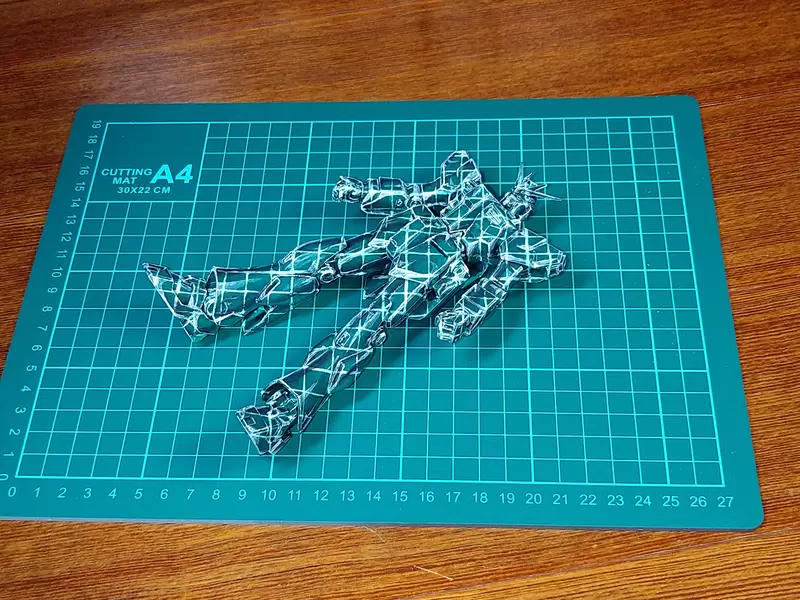 獨特視覺藝術《透視塗裝鋼彈》看上去整台機體就像套了層光學迷彩的效果