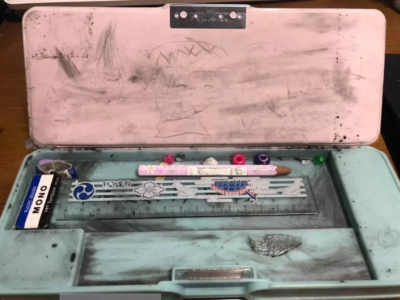 《小朋友鉛筆盒悽慘大會》父母打開來直接傻眼,不是開學才新買的嘛... 《小朋友鉛筆盒悽慘大會》父母打開來直接傻眼,不是開學才新買的嘛...