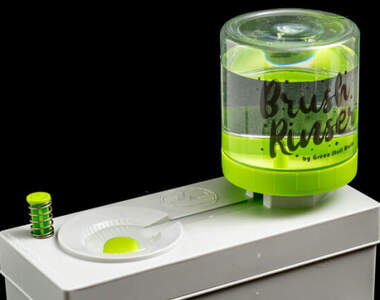 方便小物《畫筆刷洗機》不但能方便清洗還能立即排出乾淨的水,這樣的設計可以喔(拇指)