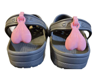 蛋蛋的好看《洞洞鞋蛋掛》讓你走路甩呀甩的超搞笑商品