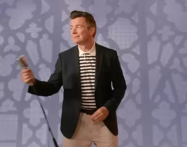 高清重製瑞克搖《Never Gonna Give You Up》Rick Astley替保險公司拍攝廣告,還原當年MV場景