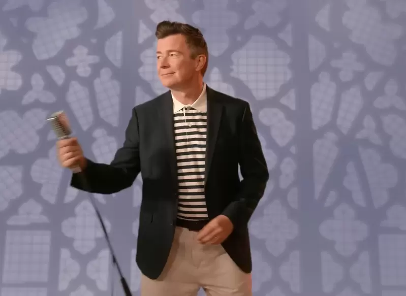 高清重製瑞克搖《Never Gonna Give You Up》Rick Astley替保險公司拍攝廣告，還原當年MV場景