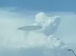 網友目擊《天空中疑似飛碟形狀的物體》這是UFO嗎?還是就是個單純的雲層呢? 網友目擊《天空中疑似飛碟形狀的物體》這是UFO嗎?還是就是個單純的雲層呢?