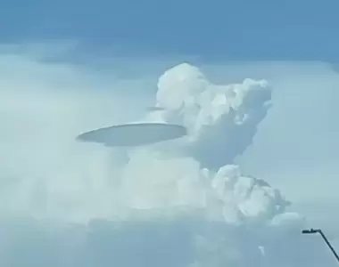 網友目擊《天空中疑似飛碟形狀的物體》這是UFO嗎？還是就是個單純的雲層呢？