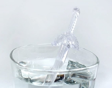 Square Enix《勇者鬥惡龍「羅德之劍」製冰盒》霸氣剔透的王者之劍?有水就能在家自己做