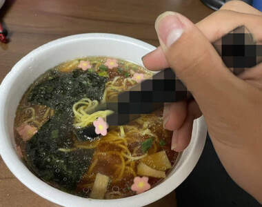 筷子被沒收網友想奇招《用Wi-Fi天線吃泡麵》這就是緊急情況下被激發的潛力