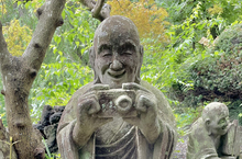 《這間寺廟的羅漢像超有趣》手拿相機筆電超現代 神佛也需要緊跟時事顧防疫