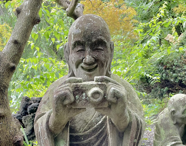 《這間寺廟的羅漢像超有趣》手拿相機筆電超現代 神佛也需要緊跟時事顧防疫