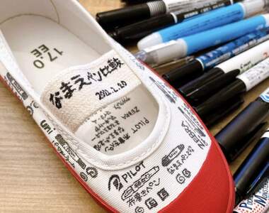 網友實驗《哪牌簽字筆寫在室內鞋上不會糊掉》買了九隻筆來驗證一下結果如何?