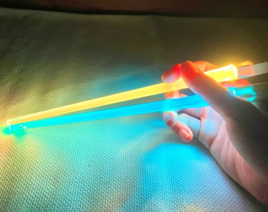 這也能?《電競筷子》登場,超炫RGB讓你夾食物更有電玩風,在黑暗模式下吃飯也不怕!