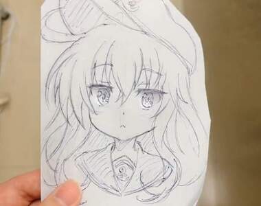 眼神能跟著角度變動的《紙繪小技巧》無論上下左右人物都會盯著你看