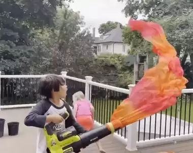 《利用吹葉機做成的火焰放射氣玩具》這個擬真度厲害當成玩具玩超爽der
