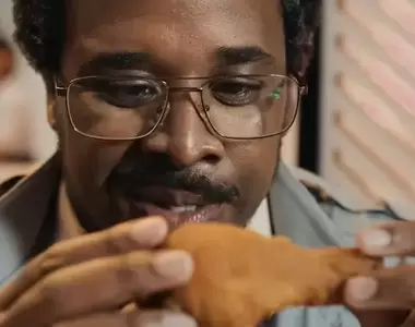 真人真事改編《肯德基版瞞天過海》就為了吃免費的炸雞偽裝成檢測員吃遍門市？