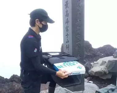 《外送到富士山頂的披薩》網友大讚達美樂服務太神了 其實人家只是愛COSPLAY的登山客……