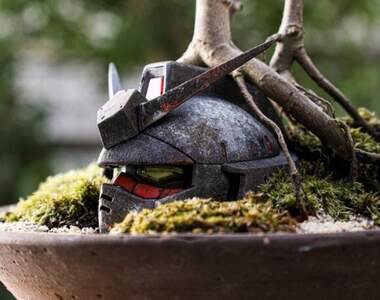 《鋼彈的盆栽造景設計》看著舊化的金屬與生長的植物,這就是和平的象徵啊