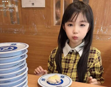 網友發現《吃迴轉壽司的可愛小女孩》萌萌的感覺看一眼都覺得自已被治癒了