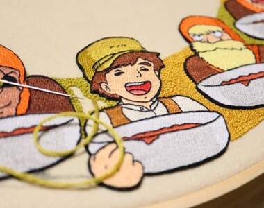 刺繡達人製作《天空之城 刺繡時鐘》每個角色都端著盤子等著再來一碗