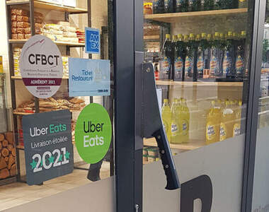 網友分享《各種讓人會心一笑的設計小物》菜刀造型門把這個造型可以喔