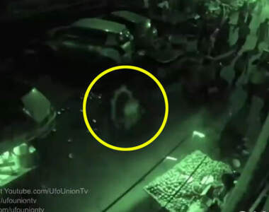 監控拍下《發生在尼泊爾的時空穿越者》周圍的路人甚至都不知道有人穿越了？