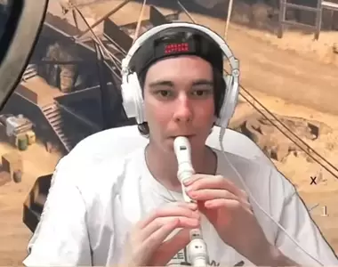 遊戲玩家《用直笛玩FPS遊戲還爆頭》如果這樣的風氣被帶起來,以後的電競比賽是不是就成了音樂會惹?