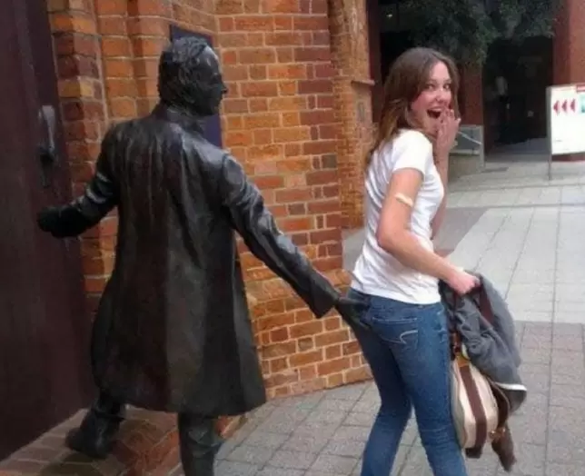 《加入搞怪動作的雕像合照》到底是藝術品本身有創意,還是路人有創意我已經分不清楚惹XD 《加入搞怪動作的雕像合照》到底是藝術品本身有創意,還是路人有創意我已經分不清楚惹XD