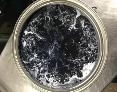 《未攪拌的油漆像極了藝術品》大家粉刷的時候打開罐子時也有這種驚喜嗎?
