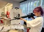 《漫畫史上的傳奇作畫失誤》新條真由至今無法擺脫屈辱 重現怪異持槍姿勢嘲諷軍武宅 《漫畫史上的傳奇作畫失誤》新條真由至今無法擺脫屈辱 重現怪異持槍姿勢嘲諷軍武宅