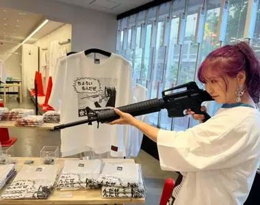 《漫畫史上的傳奇作畫失誤》新條真由至今無法擺脫屈辱 重現怪異持槍姿勢嘲諷軍武宅