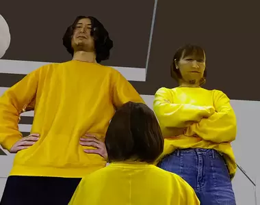 《體驗小朋友看世界的視角》想像天天背著19公斤上下學 被４公尺高的巨人責罵超恐怖