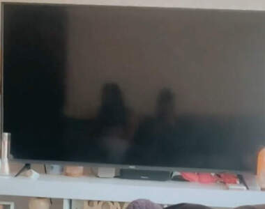 明明一個人在家《對著電視拍到鬼影》到底螢幕反射出來的另一個人是誰呢？