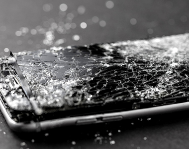 有影片!Apple新款5G《iPhone SE》聽說很硬?來個測試,看看最堅硬的玻璃破多快!