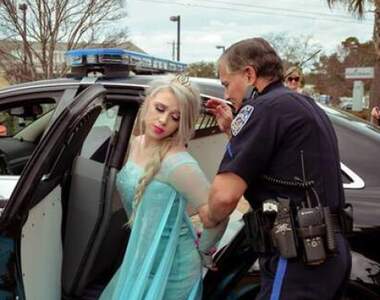 世界各地《coser被警察逮捕照片》銬上手銬帶走的畫面真的太衝擊惹