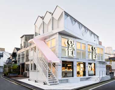 《設計怪異的日本香奈兒新店》店裡竟然配備攻城武器 其實是鑽法律漏洞的創意?