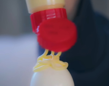 《水煮蛋淋美乃滋之爭》把雞蛋淋在雞蛋上豈不是很奇怪？難道有人會拿番茄沾番茄醬嗎？
