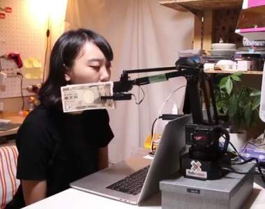 無用小物發明家設計《鈔票打臉機》感覺準度有了但力道差了點XD