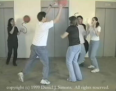 《選擇注意力測試影片》你能記住穿白色T恤的人傳了幾次球嗎?