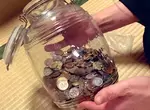 《新年慣例抓壓歲錢比賽》能拿多少錢全憑自己的實力 大人小孩同樂超開心 《新年慣例抓壓歲錢比賽》能拿多少錢全憑自己的實力 大人小孩同樂超開心