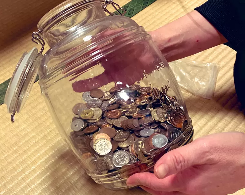 《新年慣例抓壓歲錢比賽》能拿多少錢全憑自己的實力 大人小孩同樂超開心 《新年慣例抓壓歲錢比賽》能拿多少錢全憑自己的實力 大人小孩同樂超開心