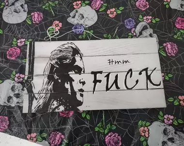 網友分享《2022年收到的各種搞笑禮物》亨利卡維爾的獵魔士fuck吊牌,這個我收❤