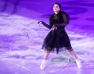 俄羅斯花滑美少女《冰上殭屍舞》神還原「星期三」魔性舞蹈網路爆紅