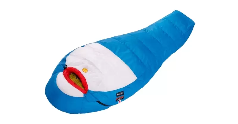 畫面微妙但機能性絕佳《哆啦A夢NANGA羽絨睡袋》包裹緊緊有夠暖，冬天露營也沒問題！