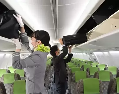 宅宅冷知識《座位上方行李輕鬆拿取方式》踩在位子上蹬上去拿這樣不可以喔