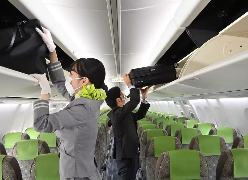 宅宅冷知識《座位上方行李輕鬆拿取方式》踩在位子上蹬上去拿這樣不可以喔 宅宅冷知識《座位上方行李輕鬆拿取方式》踩在位子上蹬上去拿這樣不可以喔