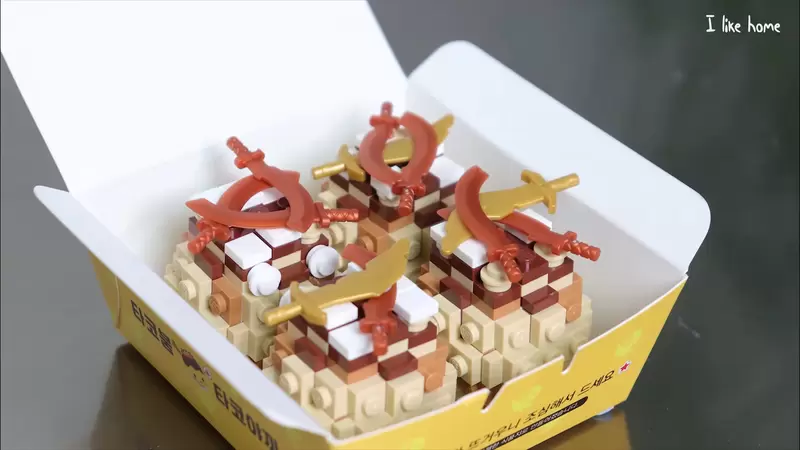 《樂高章魚燒停格動畫》想了一下才意識到撒在上面的刀劍是柴魚片XD 《樂高章魚燒停格動畫》想了一下才意識到撒在上面的刀劍是柴魚片XD