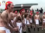 《長崎奇妙祭典「Hetomato」》人人塗成黑臉搶球 沿路看到女生就抓起來抬著走 《長崎奇妙祭典「Hetomato」》人人塗成黑臉搶球 沿路看到女生就抓起來抬著走