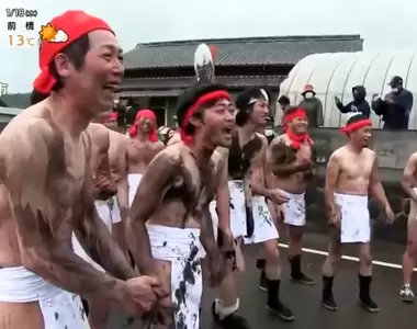 《長崎奇妙祭典「Hetomato」》人人塗成黑臉搶球 沿路看到女生就抓起來抬著走